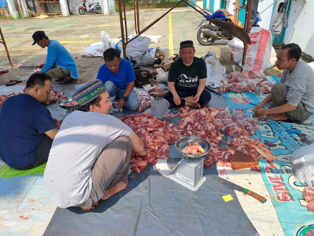 Sekolah Bosowa Bina Insani Bogor Salurkan Daging Qurban kepada Warga Lingkungan Sekitar Sekolah
