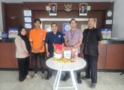 UBSI Kampus Pontianak Serahkan Bingkisan Ramadhan untuk CS, OB, dan Satpam
