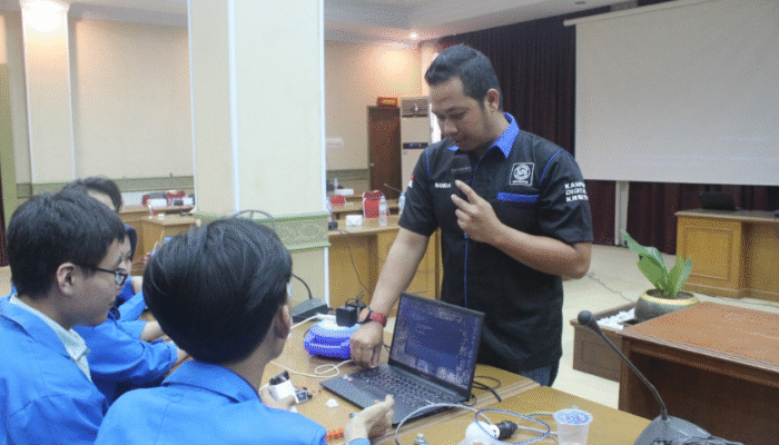 Mahasiswa UBSI Kampus Pontianak Bangun Sistem IoT dan AI Lewat Hands-On Project di IT Bootcamp