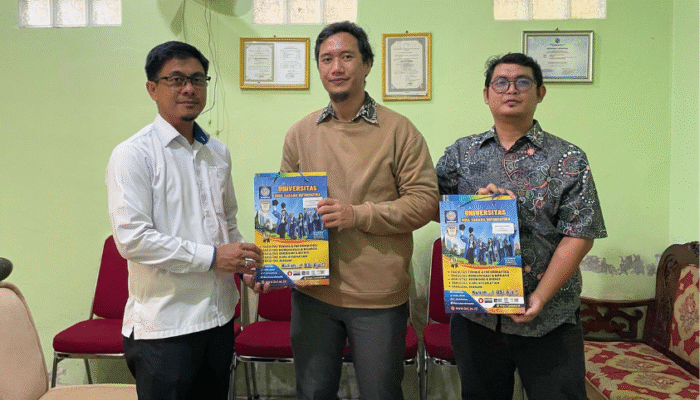 Prestasi Dibalas Apresiasi, UBSI Kampus Pontianak Serahkan Beasiswa kepada Siswa SMA Mujahidin Pontianak