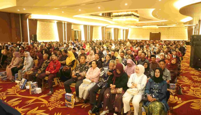 Makna Pengorbanan Orang Tua dan Loyalitas Alumni Menggema di Wisuda Ke-17 UBSI Kampus Pontianak