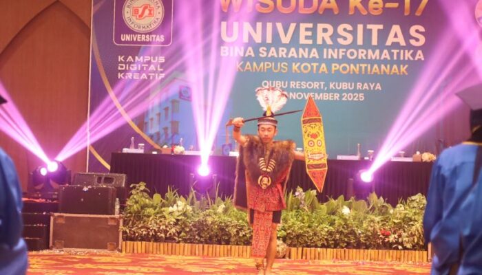 Tarian Pedang Dayak Jadi Penampilan Spektakuler di Akhir Wisuda UBSI Kampus Pontianak