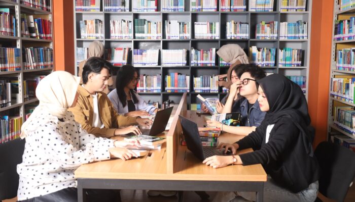 Hobi Ngonten Bisa Jadi Karier? Jurusan Penyiaran Punya Jawabannya