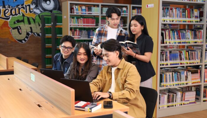 Kerja Capek Tapi Gitu-Gitu Aja? Anak Manajemen Punya Banyak Jalan