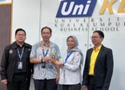 Edutrip UBSI Tukar Plakat dengan UniKL Kuala Lumpur