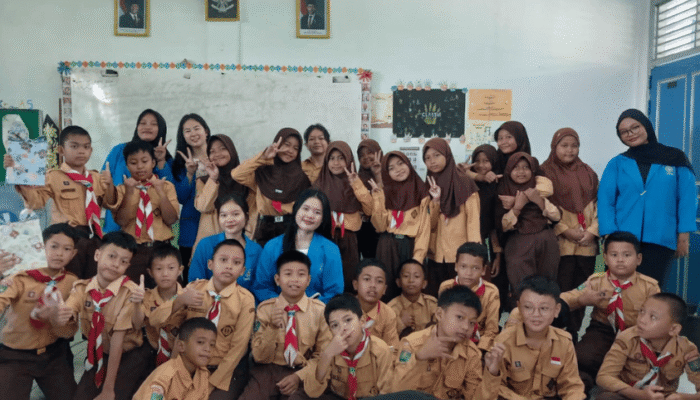 Mahasiswa UBSI Kampus Pontianak Tanamkan Semangat Gotong Royong Sejak Dini di SD Negeri 12 Pontianak Selatan