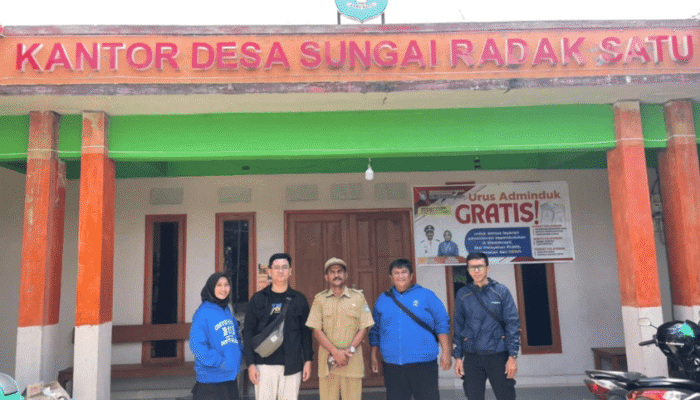 Demi Pengabdian, Tim BSI Explore UBSI Kampus Pontianak Tak Gentar Tempuh Medan Berat Menuju Desa Radak