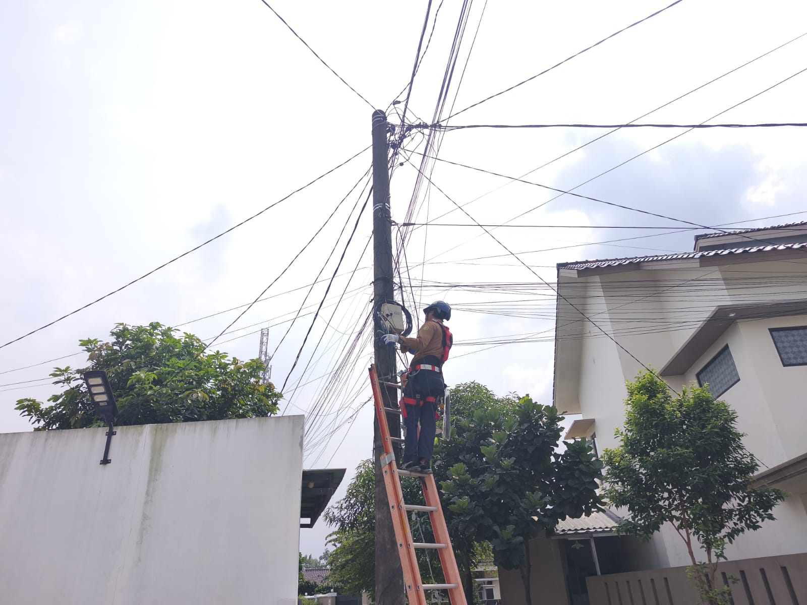 penataan kabel pln icon plus