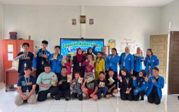 BSI Explore Ajarkan Microsoft Word kepada Siswa SD di Desa Radak