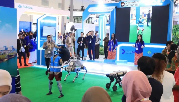 PLN Icon Plus Pamerkan Robot AI dan Ekosistem Hijau di ICE BSD