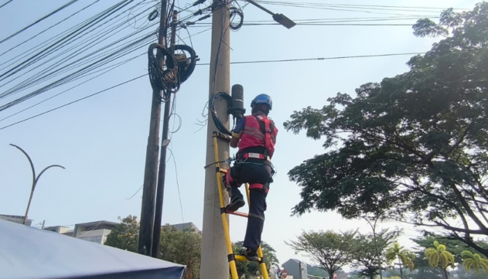 Rapikan Kabel Fiber Optik di Depok, PLN Icon Plus Jaga Keandalan Jaringan dan Estetika Kota