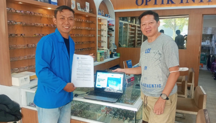 Skripsi Berdampak, Mahasiswa Informatika UBSI Kampus Serahkan Aplikasi Sistem Informasi kepada Optik Inti